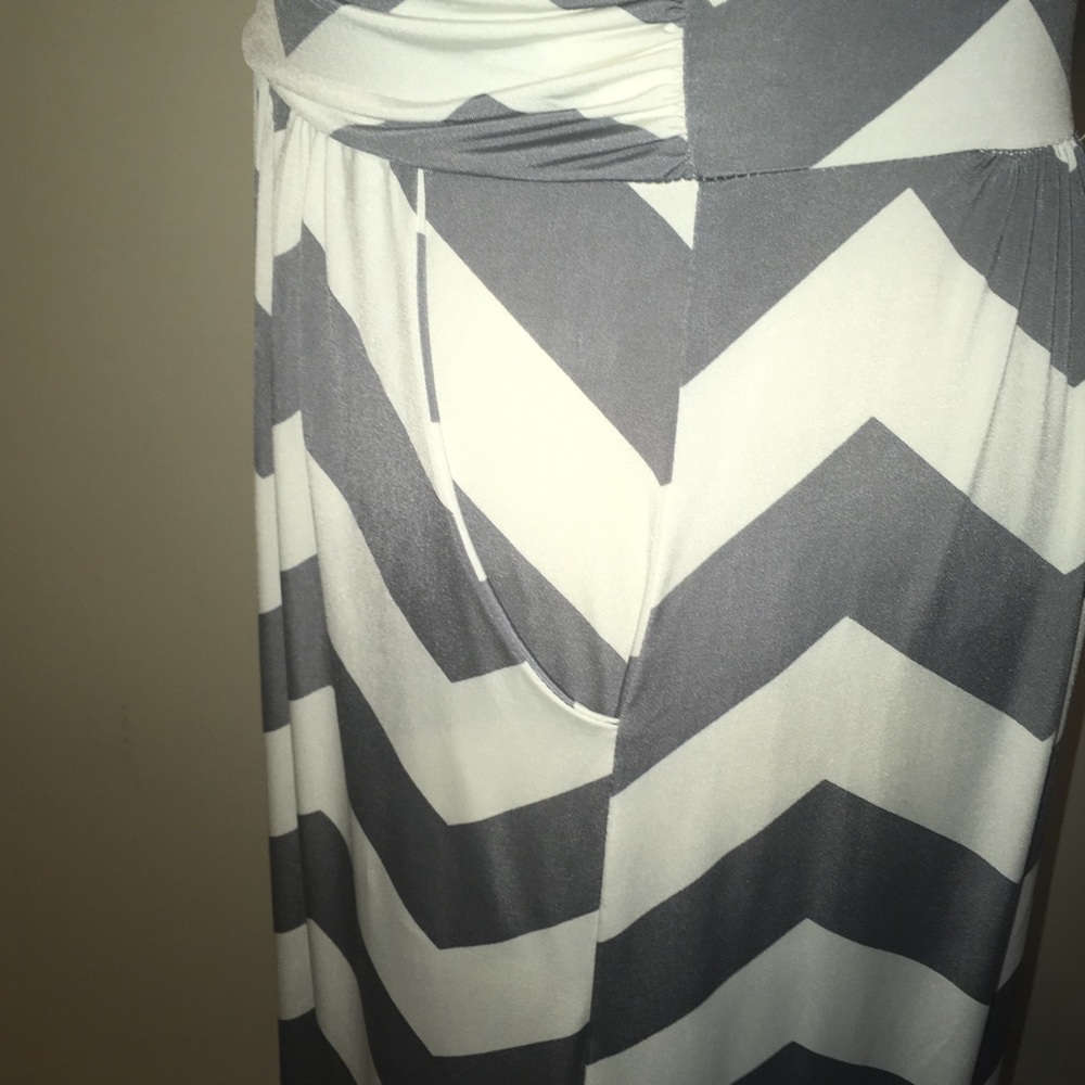 Fashionomics Gray and White Chevron Dress. - Picture 6 of 6